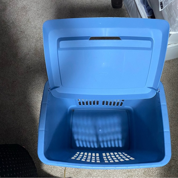 Rubbermaid Hamper - Picture 5 of 5
